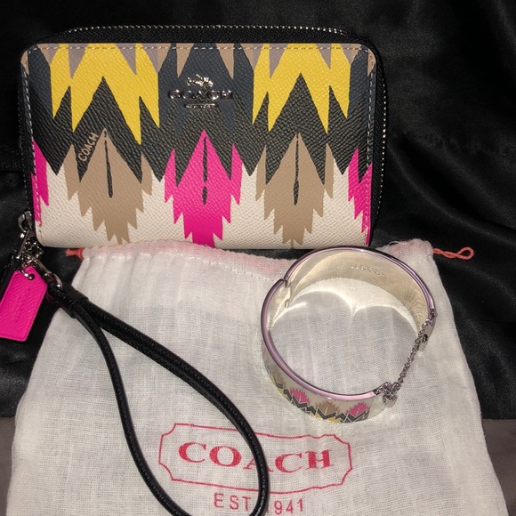 Beautiful Coach wristlet and matching Coach bracelet - Picture 2 of 13